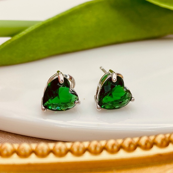 Luzy Jewelry Jewelry - Beautiful Emerald Green CZ Heart Shaped Stud Earrings in Silver